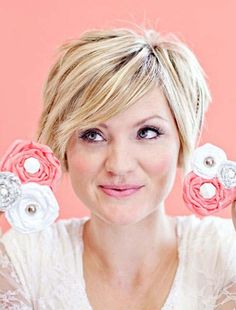 Short layered hairstyle for round face