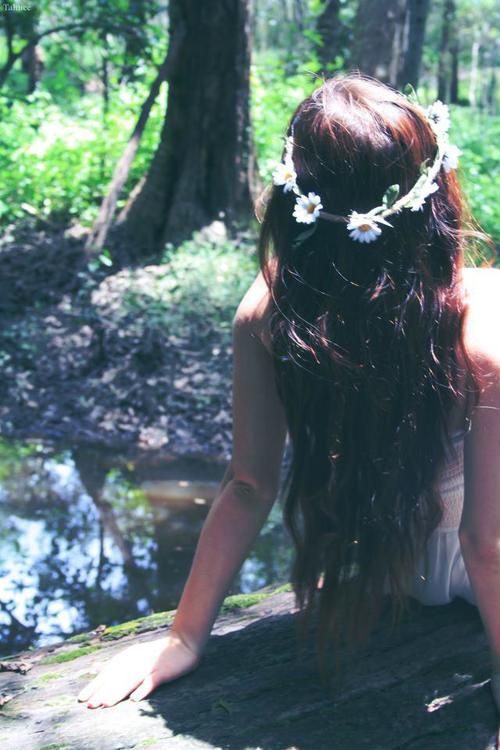 Pretty hairstyle with a floral crown