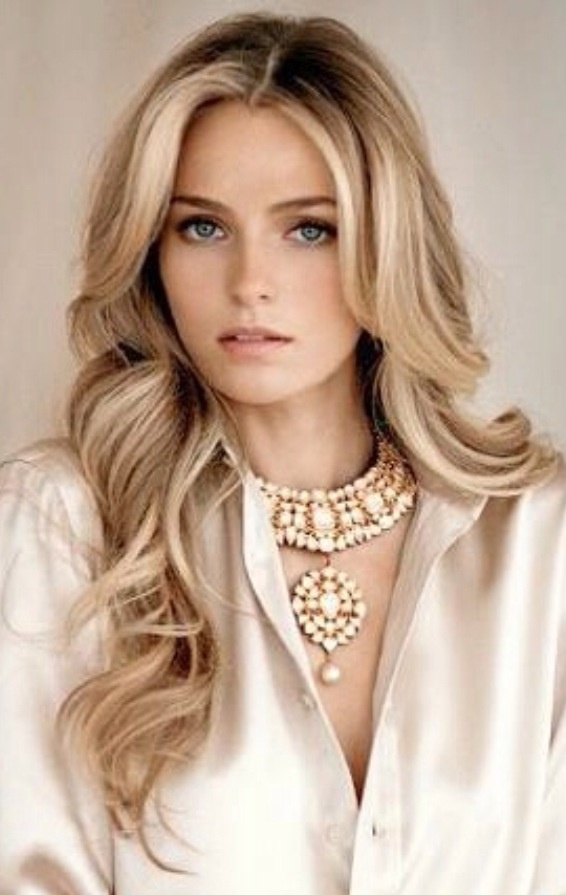 Gorgeous long blonde wavy hairstyle
