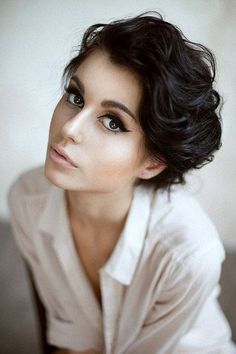 Short wavy vintage style hairstyle