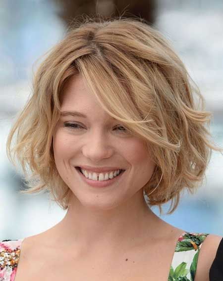 Simple short wavy hairstyle for blonde hair
