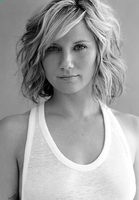 Short wavy bob hairstyle