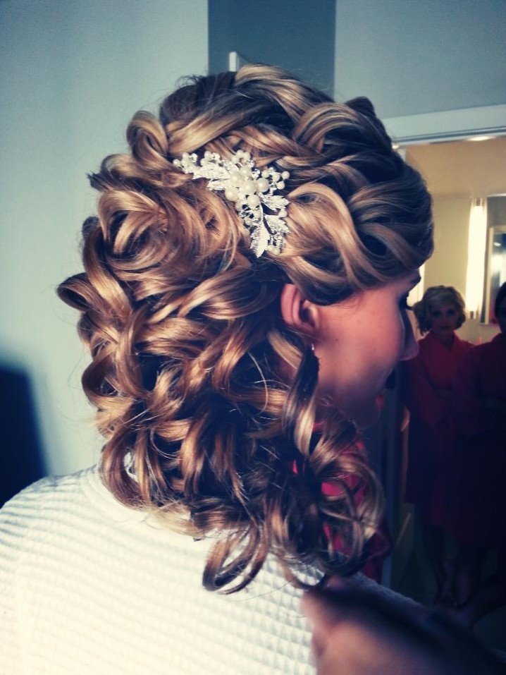 Stylish curly hairstyle for the wedding