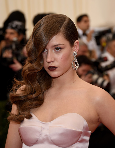 Adele Exarchopoulos hairstyle with side sweep