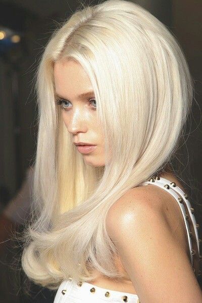 Middle part straight hairstyle for platinum hair