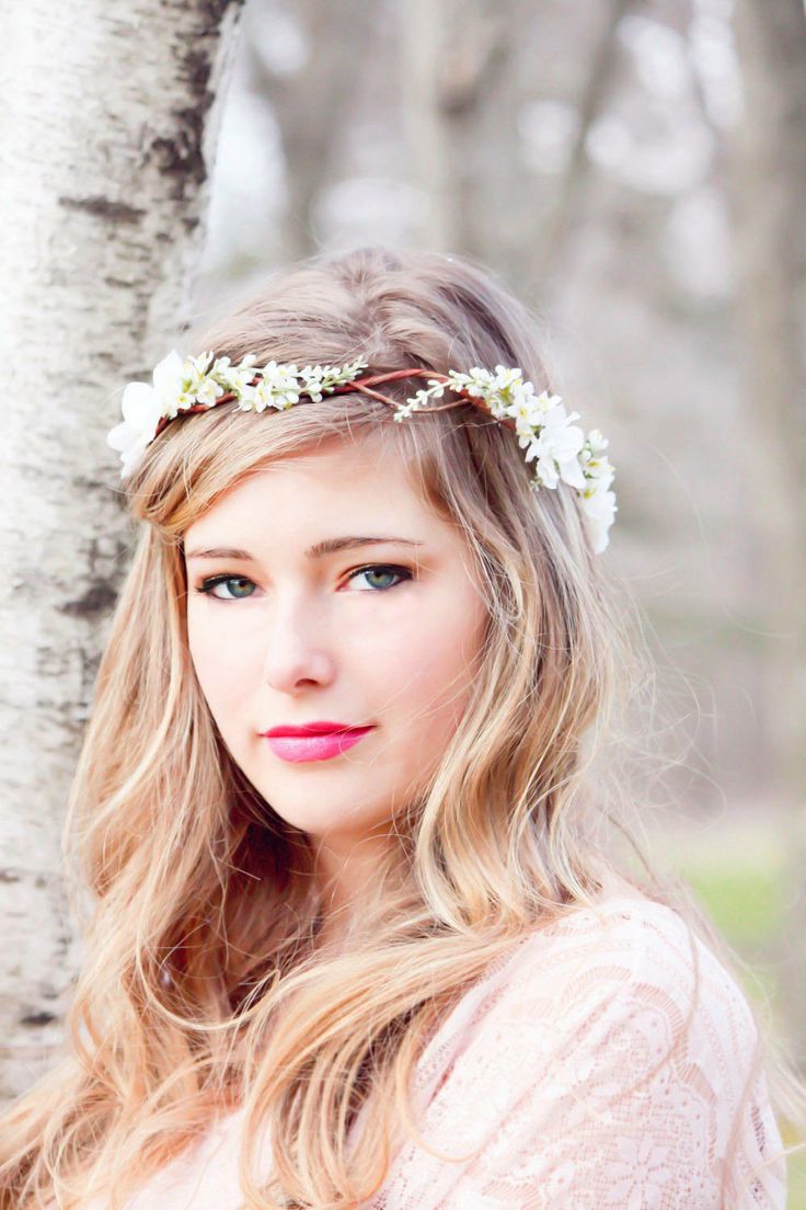 Thin floral crown for a sweet bridal look