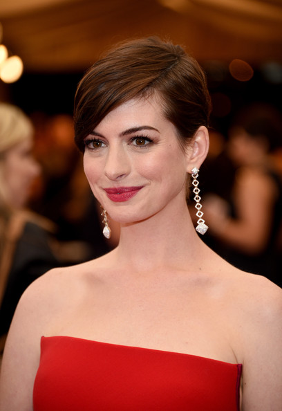 Anne Hathaway side-part straight haircut