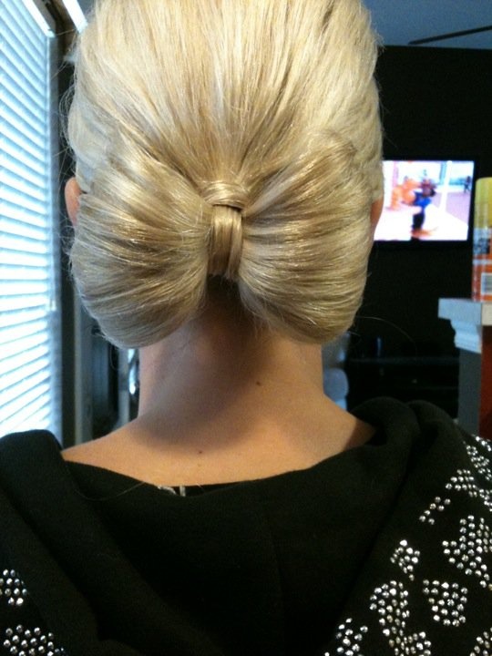 Bow hairstyle for the wedding