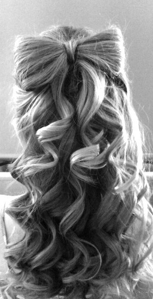 Bow Present hairstyle for long, wavy hair