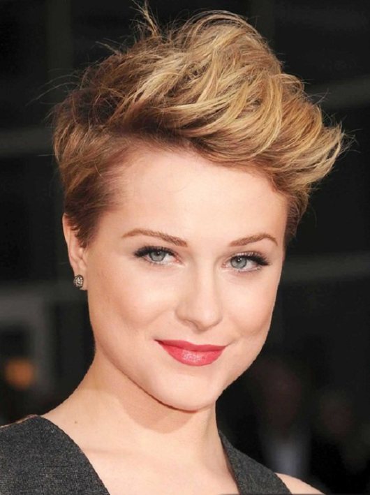 Short blonde hairstyle with bangs