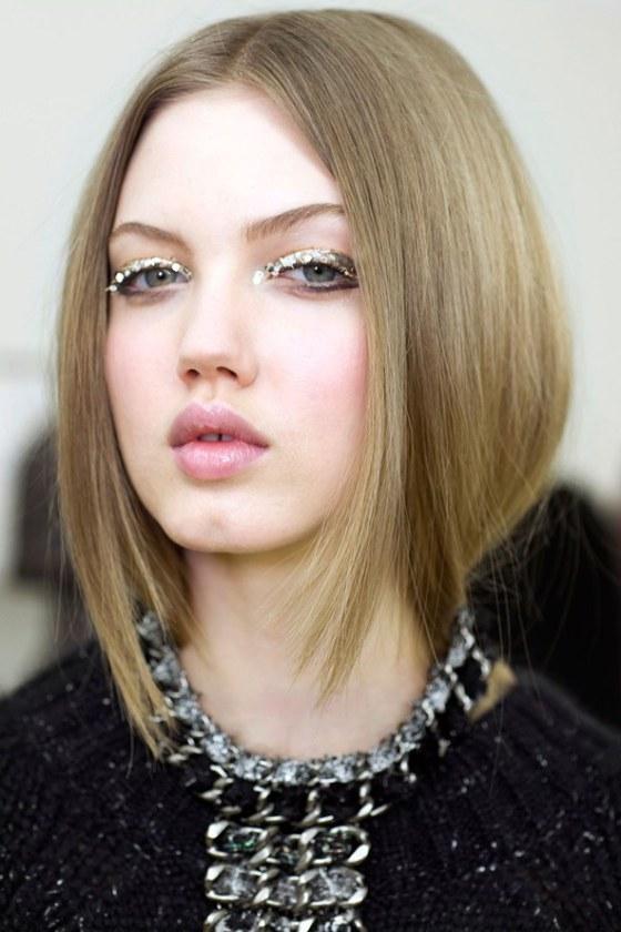 Middle part straight hairstyle trend