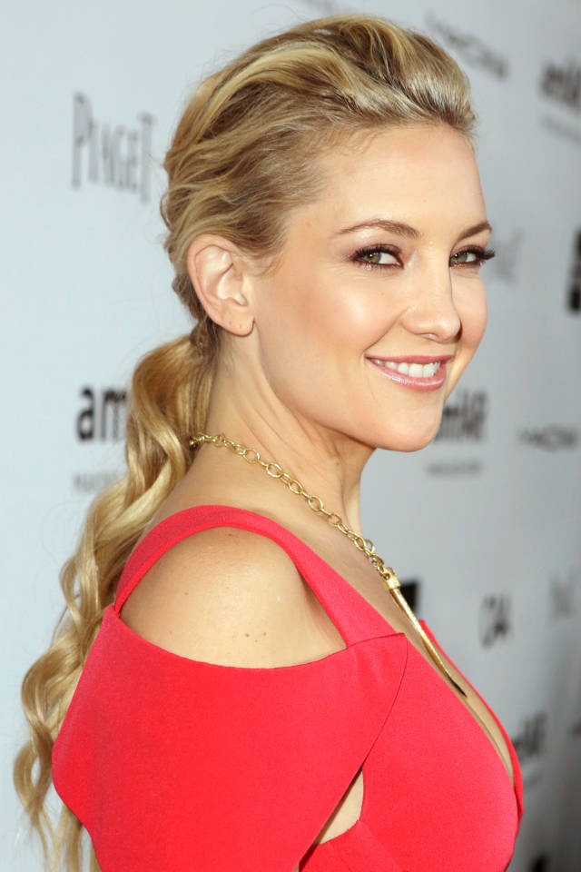 Meet the trend with ponytails: wavy ponytails