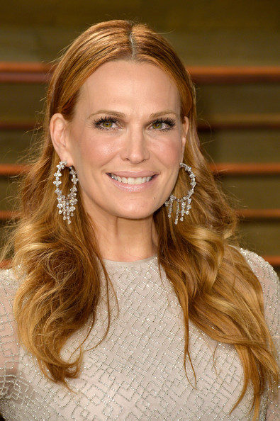 Best hairstyles for super mothers: Molly Sims Long Wavy Cut