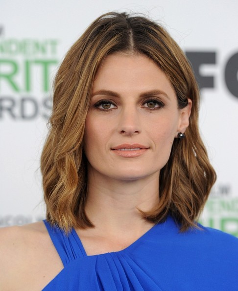 Best hairstyles for super mothers: Stana Katic Medium Wavy Cut