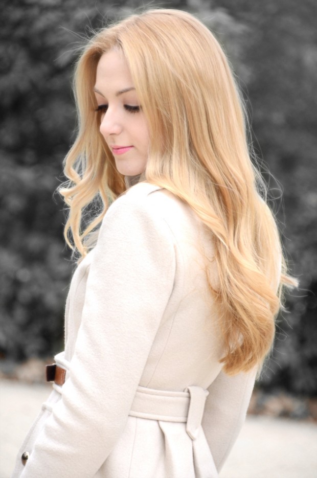 Wavy hairstyle for long blonde hair over