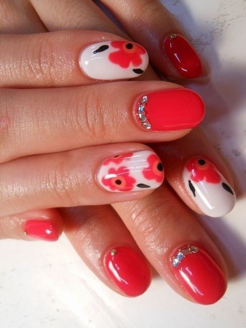 Red flower nail design