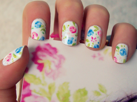 White flower nail design