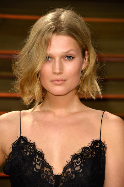 2014 Best hairstyles for super mothers: Toni Garrn Messy Cut