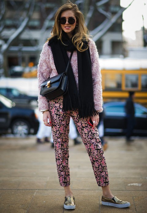 A trendy weekend outfit idea in pink with trousers with a floral print