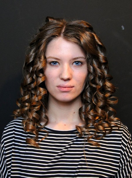 12 Awesome Curly Hairstyles for Medium Hair - Pretty Desig