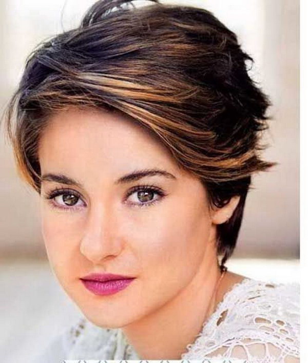 25 Beautiful Short Haircuts for Round Faces 20