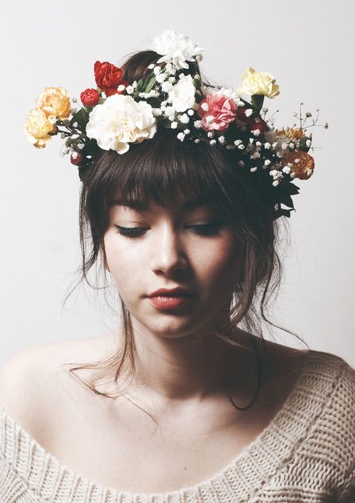 15 Best Hairstyles with Flower Wreaths for Fall | Flowers in hair .