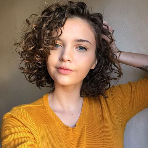Best Curly Bob Hairstyles for Women with Chic look | Short .
