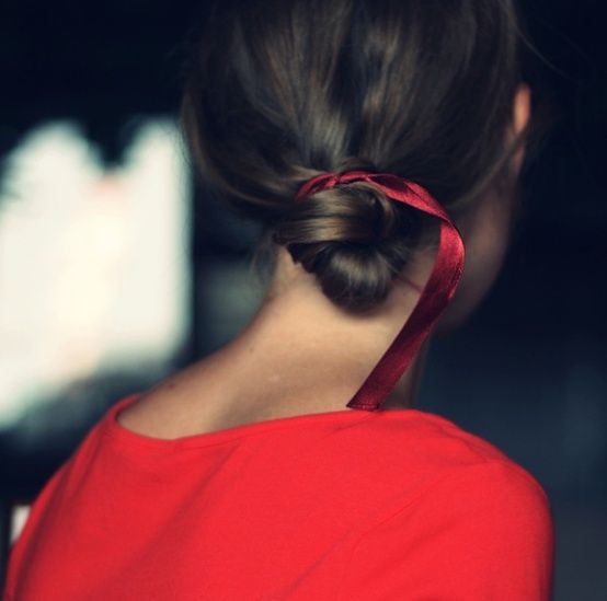 5 More Surprisingly Chic Ways to Wear a Simple Ribbon in Your Hair .