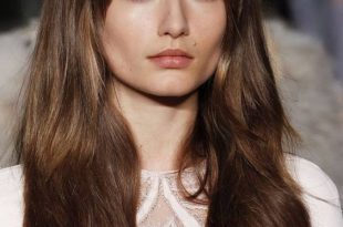 70s-chic: long waves with a fringe | Long face hairstyles, Long .