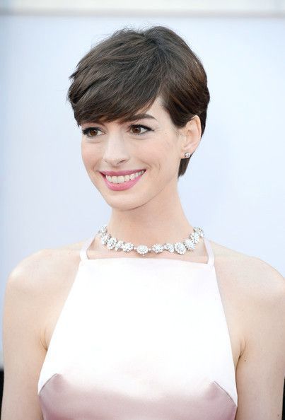 Cool chic, short, laterally subdivided hairstyles for this season .