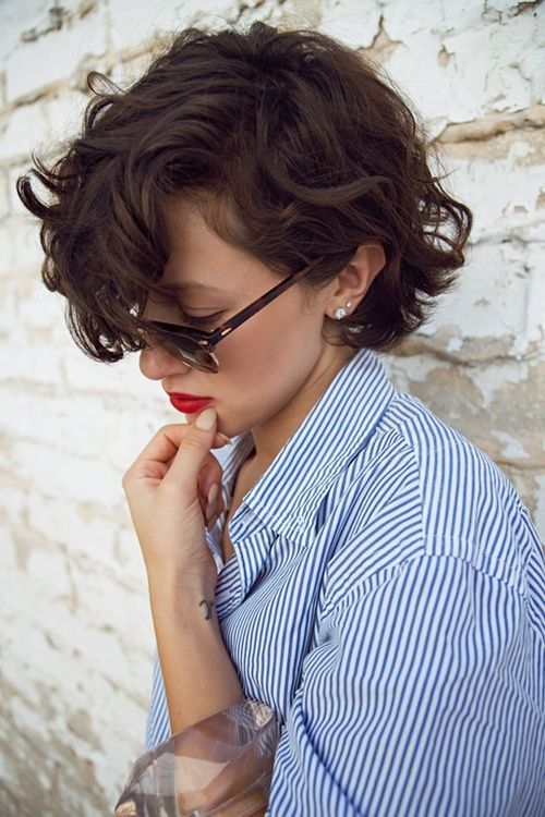 20 Chic Short Curly Hairstyles for Summer | Acconciature per .