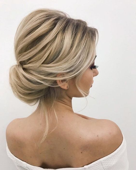 17 Trendy and Chic Updos for Medium Length Hair (mit Bildern .