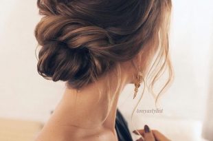 17 Trendy and Chic Updos for Medium Length Hair | Hair styles .