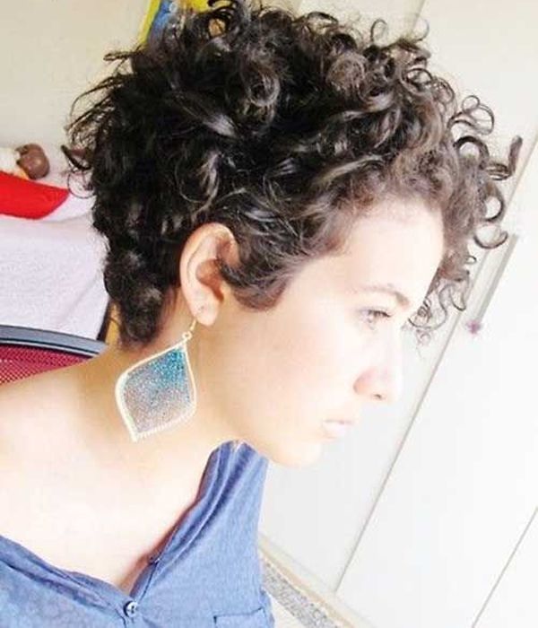 Short Curly Hairstyles for womens | Cabelo curto encaracolado .