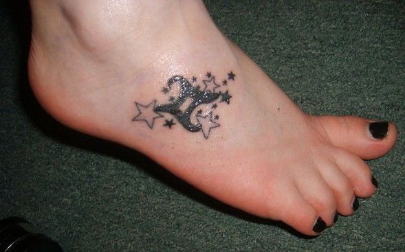 A Gemini Tattoo To Celebrate Individualism | Star tattoos, Gemini .