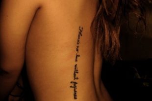 20 Girl Quote Tattoos You May Love | Frases tatuagem, Tatuagem .