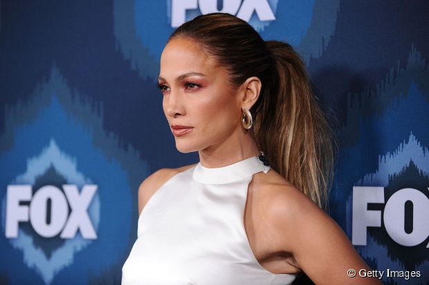 Jennifer Lopez hairstyle tutorial: glamorous ponyta