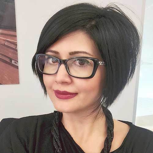 Side-Parted-Black-Bob-–-Chic-Inverted-Bob-Haircut-with-Glasses .