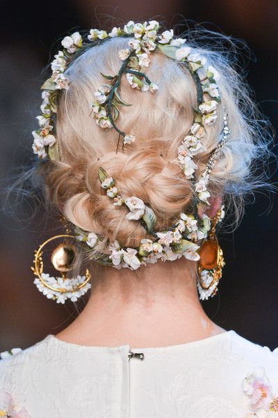 How to Use Flowers to Spice up Your Hairstyles - Pretty Desig