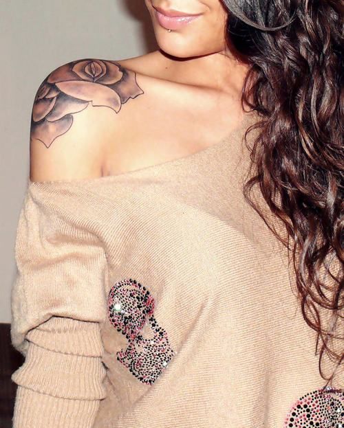 shoulder tattoo (com imagens) | Tattoo rosas no ombro, Melhores .