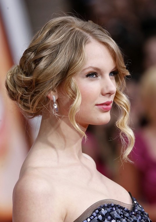 Taylor Swift Hairstyles - Celebrity Latest Hairstyles 20