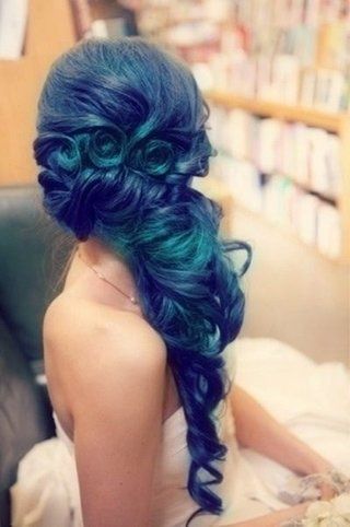 Latest Hair Color Trend: Dreamy Blue Hair | Kapsel bruiloft .