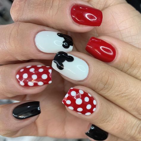 UPDATED] 30+ Awesome Mickey Mouse Nail Designs (April 202