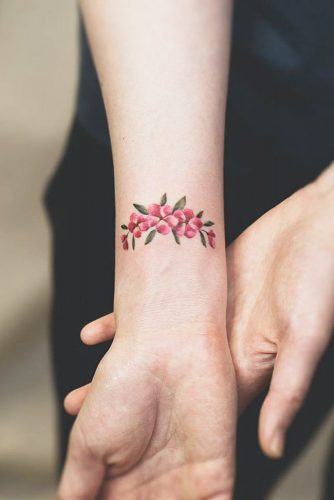33 Delicate Wrist Tattoos For Your Upcoming Ink Sessi