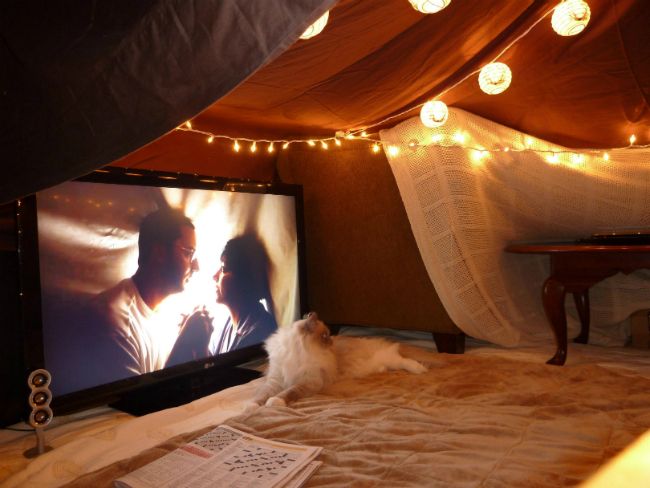 Weekend Projects: 5 Kid-Friendly DIY Forts | Blanket fort, Build a .