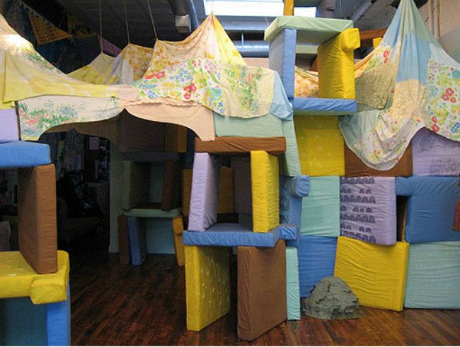 Weekend Projects: 5 Kid-Friendly DIY Forts | Diy fort, Blanket .