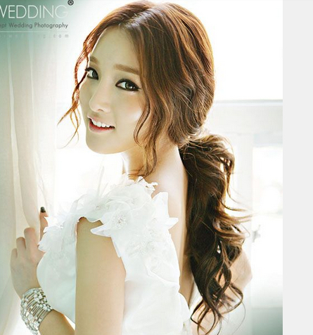 Romantic Asian Hairstyles for Young Women