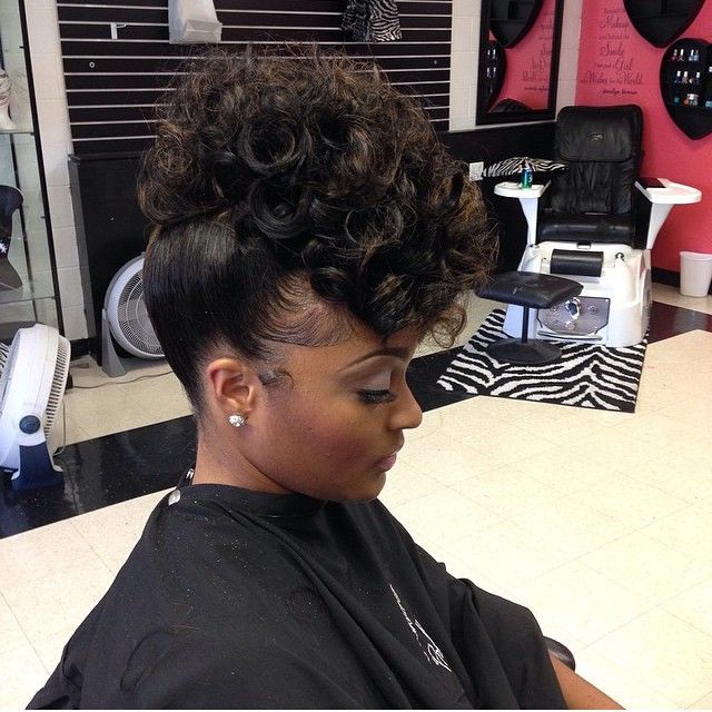 This updo by @hair_lifeee is simply stunning. It would be .