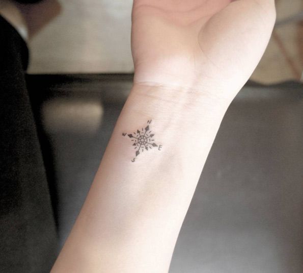 60 Tiny Tattoos You Can't Help But Love | Simple compass tattoo .