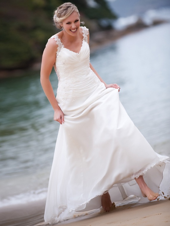 68 Beautiful And Relaxed Beach Wedding Dresses - Weddingoman